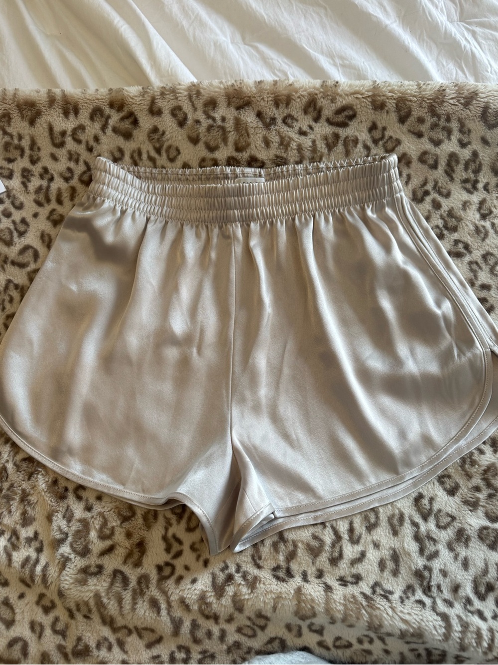 Aritzia Hilltop Satin Short Size S metropolis taupe beige